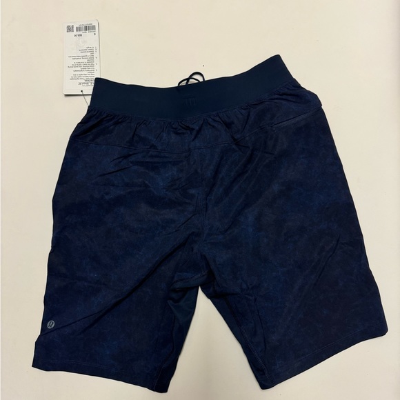 Lululemon Mens Blue Patterned Linerless Shorts Size S -NWT - Picture 3 of 5